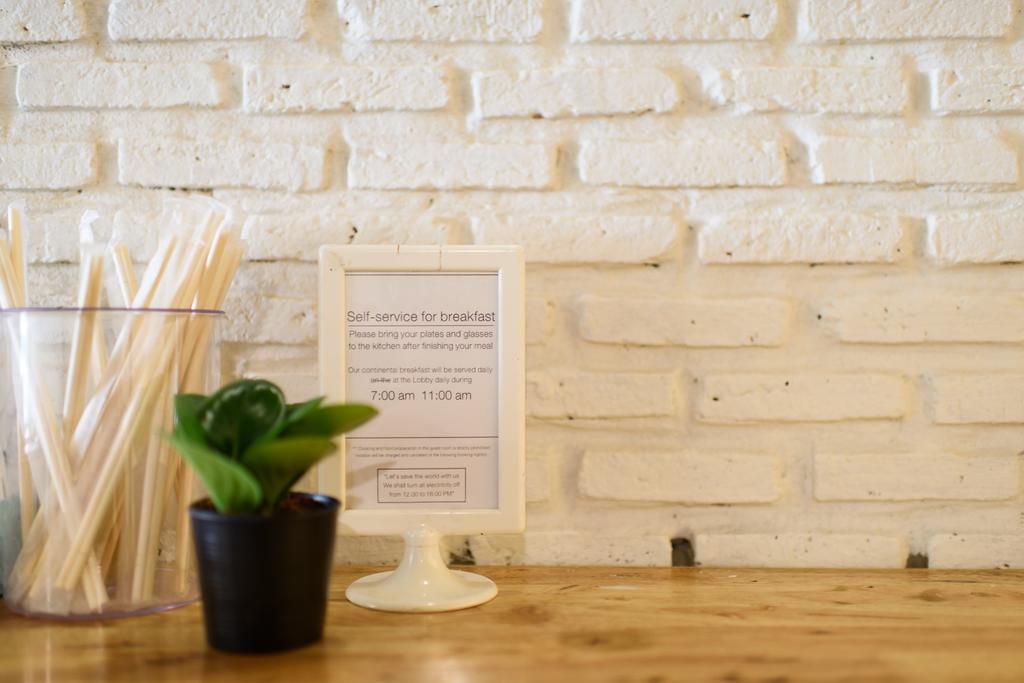 Warm White Hostel Bangkok Exterior foto