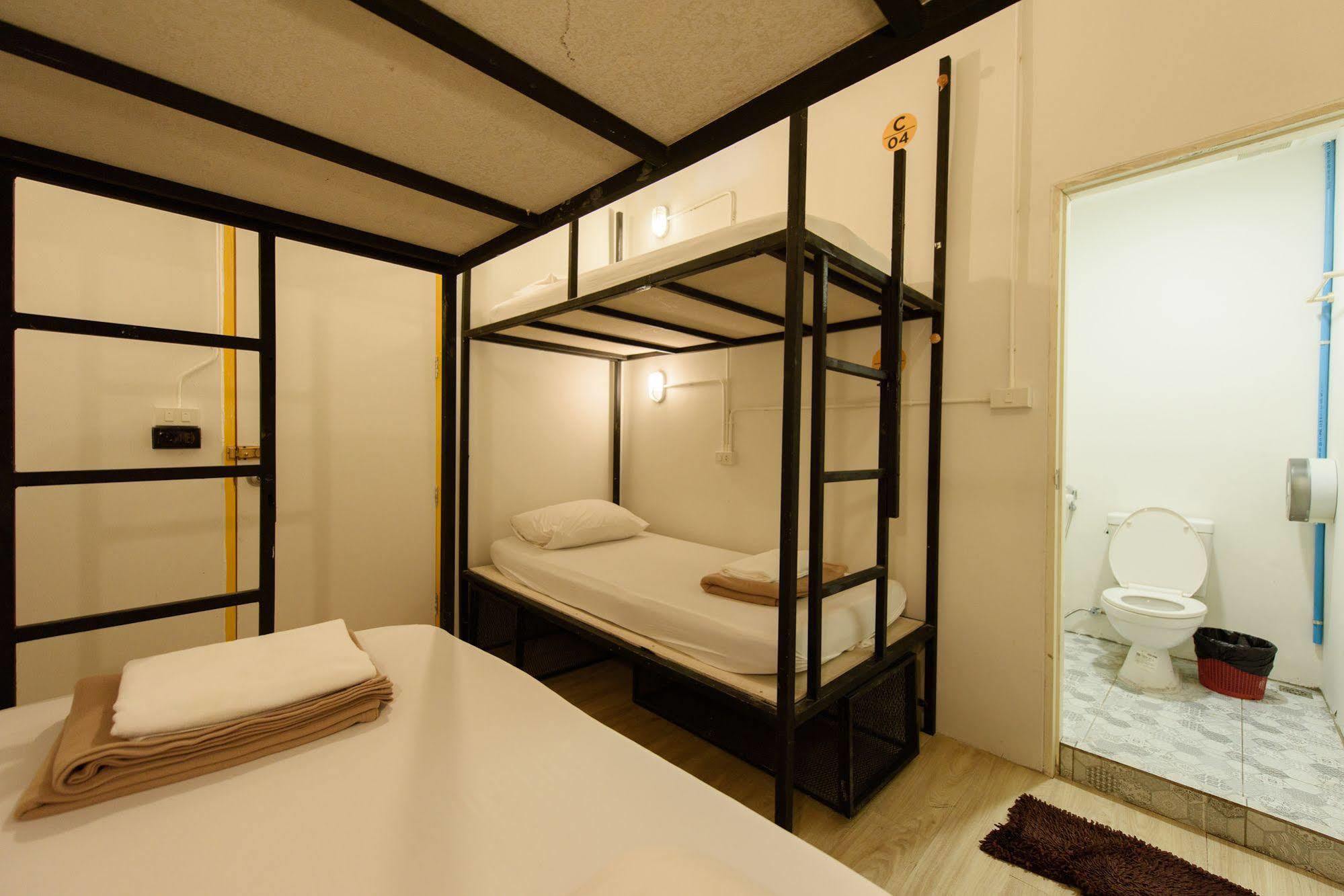 Warm White Hostel Bangkok Exterior foto