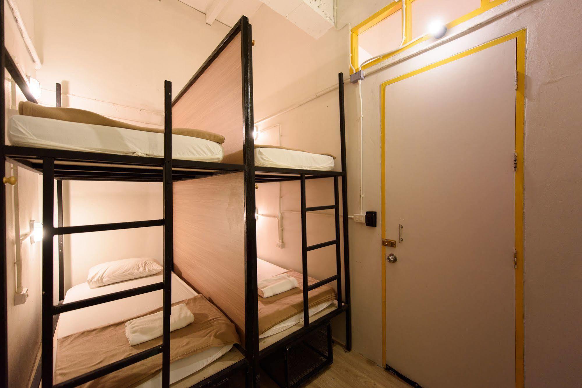 Warm White Hostel Bangkok Exterior foto