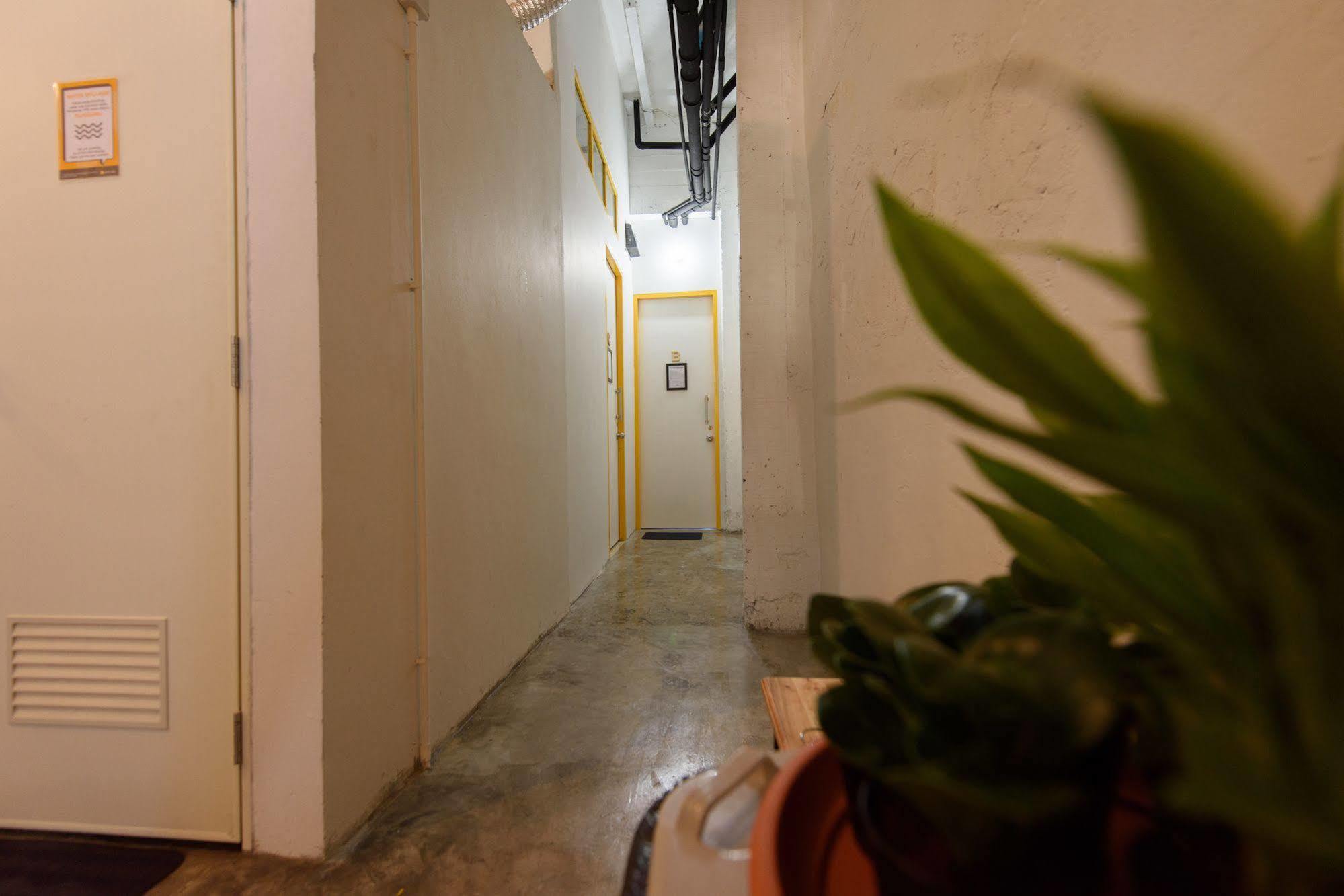 Warm White Hostel Bangkok Exterior foto